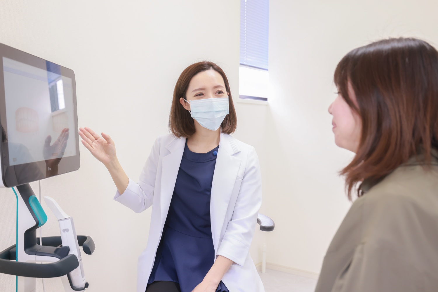 矯正治療の説明を行う女性医師のイメージ│瀬戸市で大人の矯正歯科治療なら、瀬戸歯科