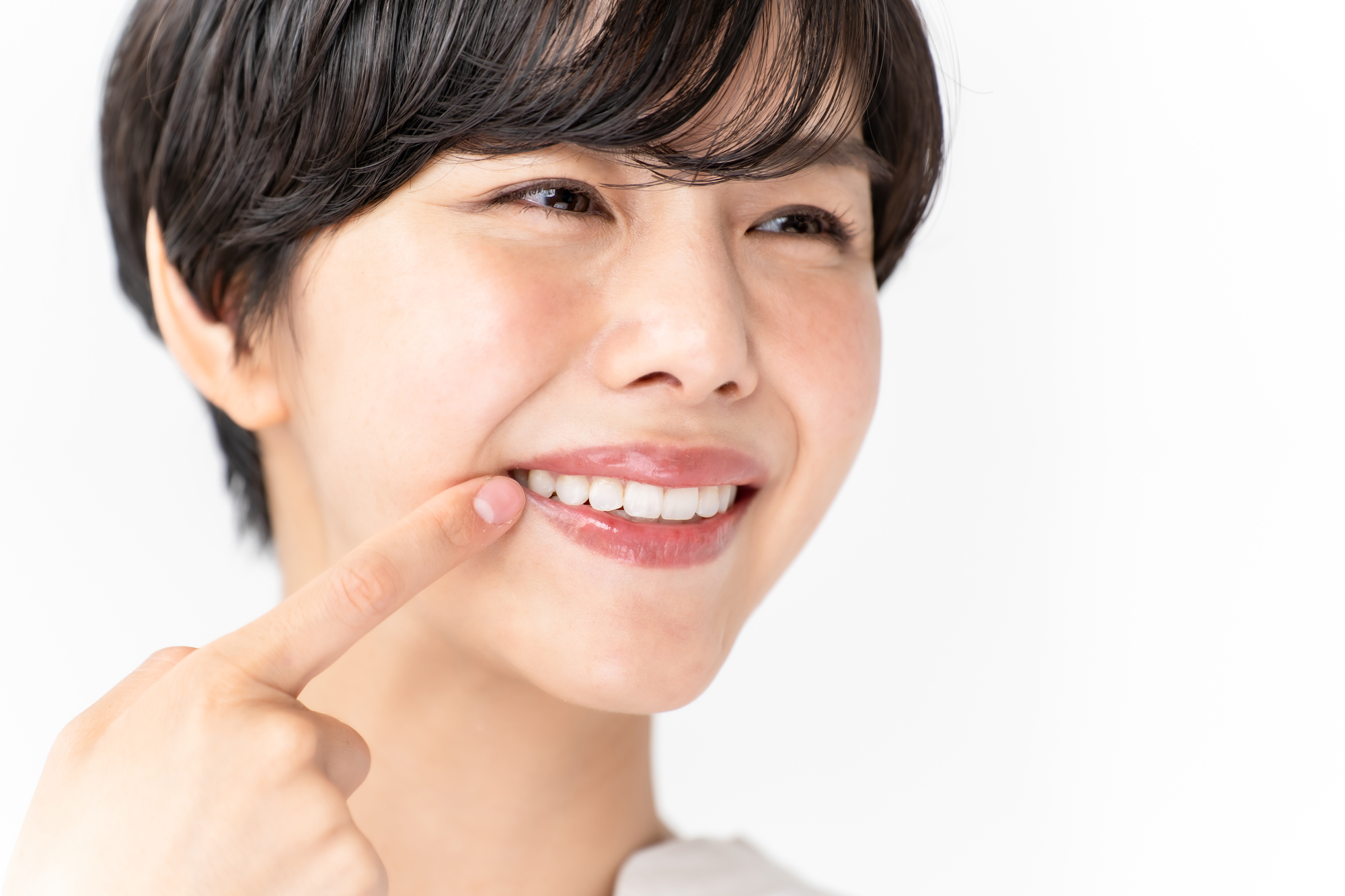 綺麗な歯並びの女性のイメージ│瀬戸市で大人の矯正歯科治療なら、瀬戸歯科