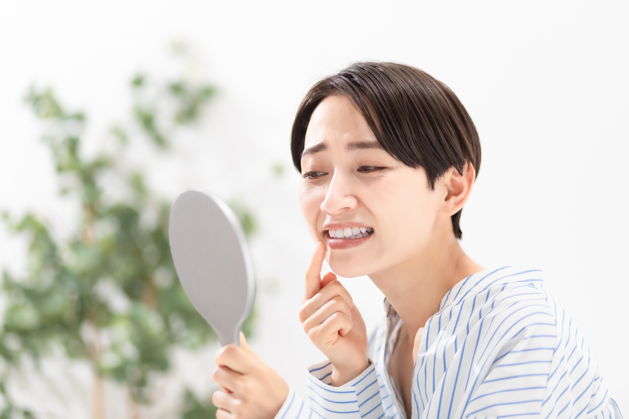 歯並びを気にする女性のイメージ│瀬戸市で大人の矯正歯科治療なら、瀬戸歯科